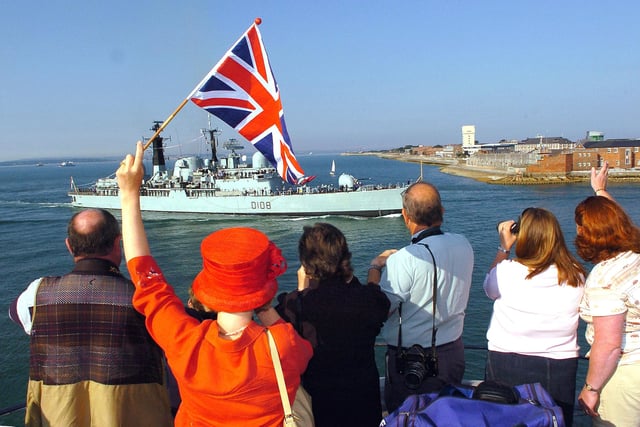 14th July 2005. Paying off. HMS Cardiff makes her way into Portsmouth. Picture: Malcolm Wells/The News Portsmouth ( 053301-99 )