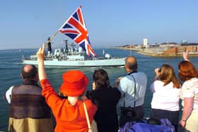 14th July 2005. Paying off. HMS Cardiff makes her way into Portsmouth.
Picture: Malcolm Wells/The News Portsmouth ( 053301-99 )