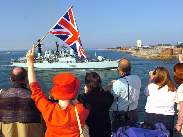14th July 2005. Paying off. HMS Cardiff makes her way into Portsmouth. Picture: Malcolm Wells/The News Portsmouth ( 053301-99 )