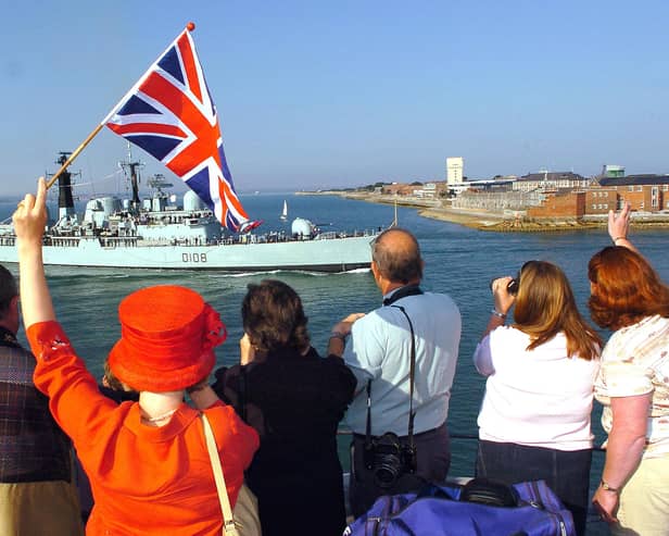 14th July 2005. Paying off. HMS Cardiff makes her way into Portsmouth. Picture: Malcolm Wells/The News Portsmouth ( 053301-99 )