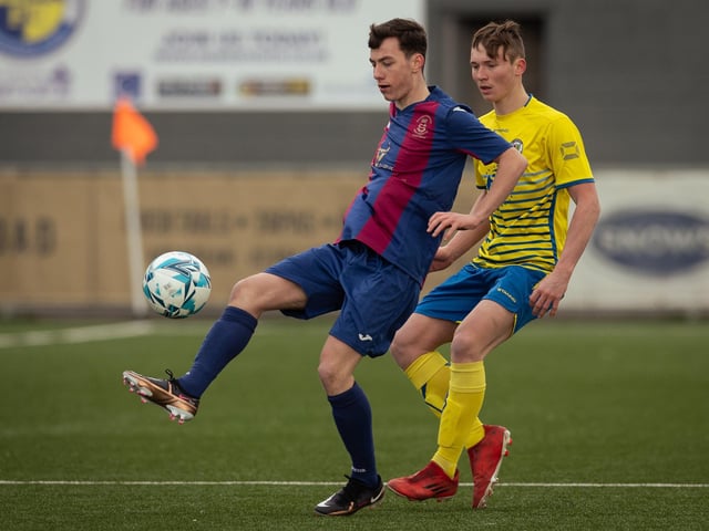 US Portsmouth (maroon/blue) v Locks Heath. Picture: Keith Woodland
