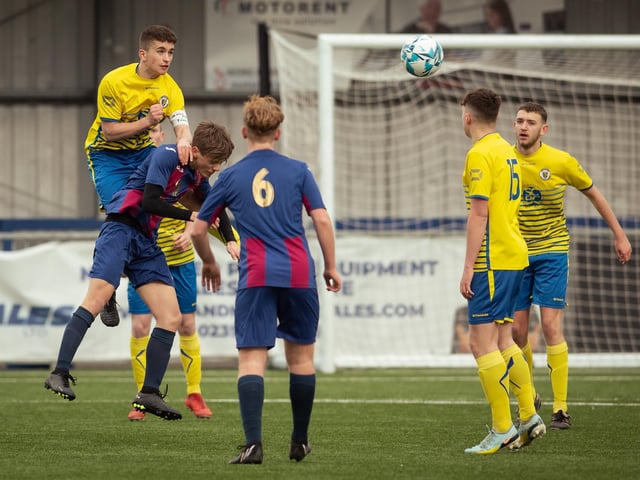 US Portsmouth (maroon/blue) v Locks Heath. Picture: Keith Woodland