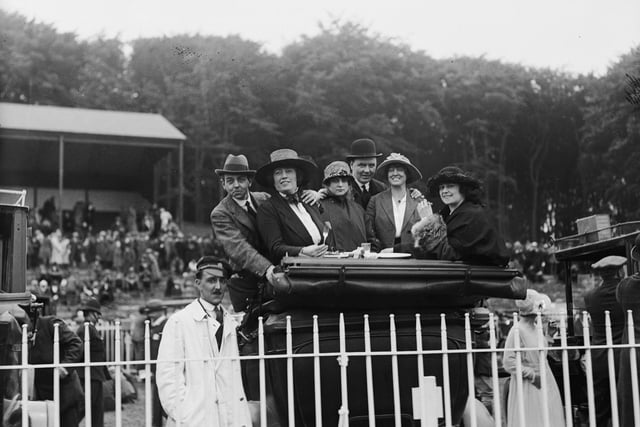 29th July 1919:  Thelma Ray, Miss McDermott, Queenie Filles and Kathleen Tremayne having lunch in a motor car during racing at Goodwood.  (Photo by Topical Press Agency/Getty Images)
