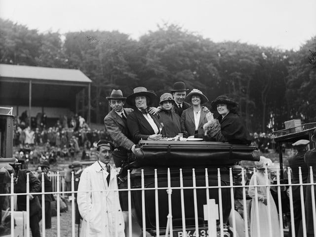 29th July 1919:  Thelma Ray, Miss McDermott, Queenie Filles and Kathleen Tremayne having lunch in a motor car during racing at Goodwood.  (Photo by Topical Press Agency/Getty Images)