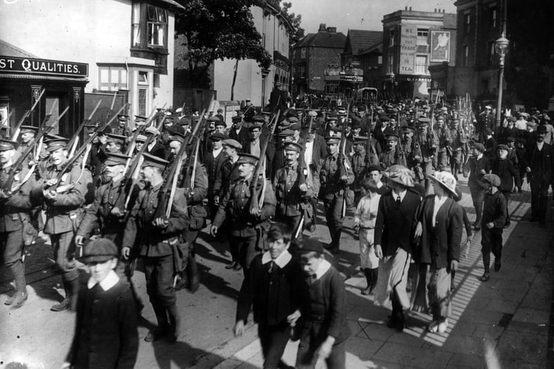 August 1916:  German prisoners of war are marched  through Gosport, Hampshire by British soldiers with drawn bayonets.  (Photo by Topical Press Agency/Getty Images)