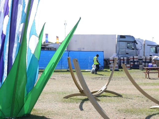 Scene in Portsmouth at the Victorious site clean up starts after the festival.
Monday 28th August 2023.
Picture: Sam Stephenson.
