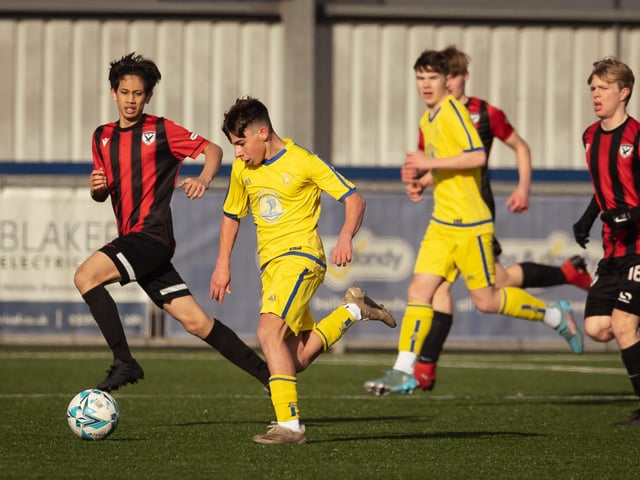 Action from the U16 GEC Marconi Invitation Cup final between Horndean Hawks Condors (red/black) and Pickwick Youth Panthers (yellow). Picture: Keith Woodland (260221-94)