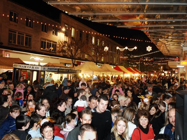 On come the Christmas lights in Commercial Road Portsmouth in 2006. Picture: Steve Reid (065019-69)