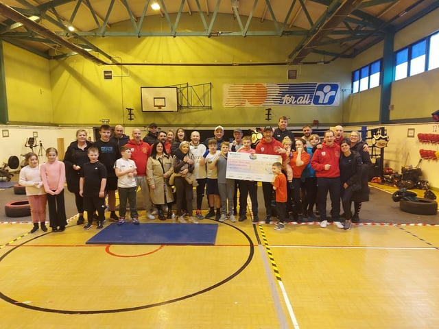 Boxers at the Paulsgrove and Ted Baker bocing gym punched for 24 hours to raise money for Friends Fighting Cancer.