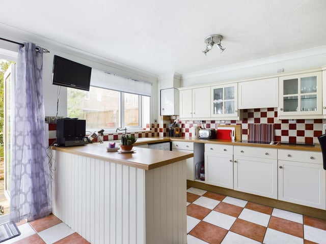 Holcot Lane, Anchorage Park. 4 bedroom house with off- road parking. £360,000