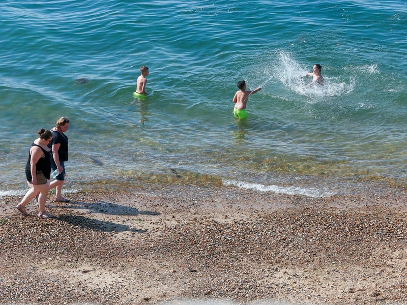 Beachgoers at the Hotwalls, Old Portsmouth
Picture: Chris Moorhouse (jpns 090923-11)