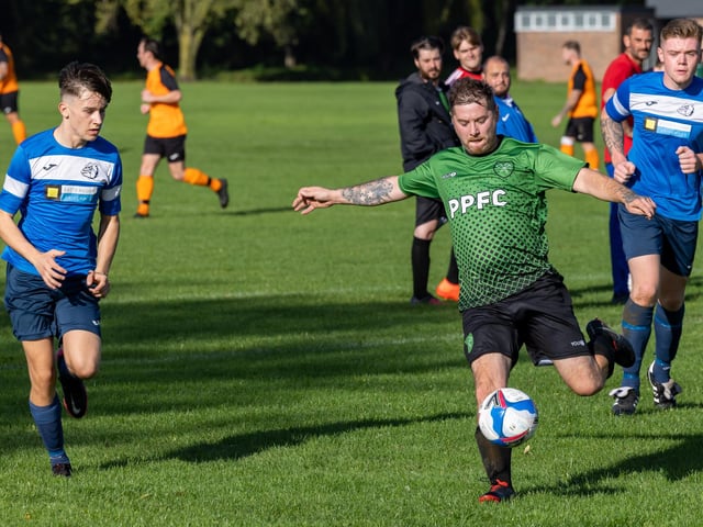 Bulldog (blue) v Portsmouth Parks. Picture: Mike Cooter