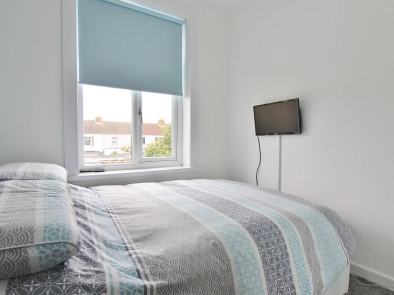 The listing says: "Accommodation on offer comprises a living room, a 20ft x 17ft fitted kitchen/dining room complete with granite worktops and integral appliances, a downstairs W.C and a utility room."