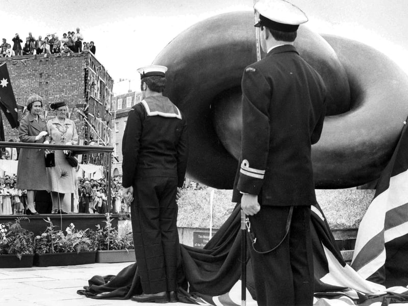 Unveiling of the Australian Settlers Memorial (friendship knot). The Queen's visit to Portsmouth 11 July 1980. The News 802248-3