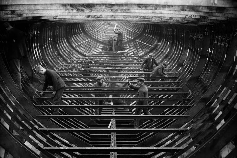 12th January 1934:  Construction of the America's Cup challenger yacht 'Endeavour' for British aircraft designer and sportsman Thomas Sopwith, in Gosport.  (Photo by Fox Photos/Getty Images)