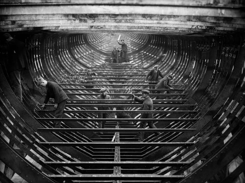 12th January 1934:  Construction of the America's Cup challenger yacht 'Endeavour' for British aircraft designer and sportsman Thomas Sopwith, in Gosport.  (Photo by Fox Photos/Getty Images)