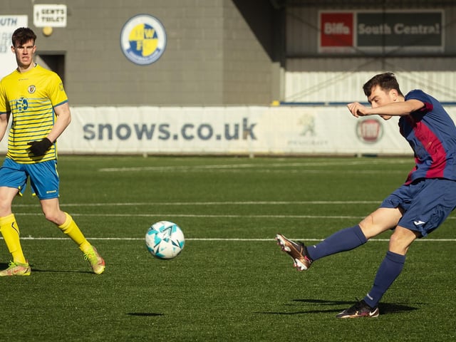 US Portsmouth (maroon/blue) v Locks Heath. Picture: Keith Woodland