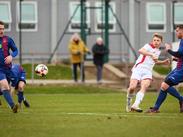 Zac Willett goes for goal. Picture: Keith Woodland