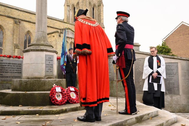 Mayor of Fareham, Councillor Mike Ford and Colonel Charles Ackroyd TD RD DL lay wreaths (131121-81)