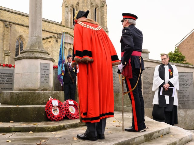 Mayor of Fareham, Councillor Mike Ford and Colonel Charles Ackroyd TD RD DL lay wreaths (131121-81)