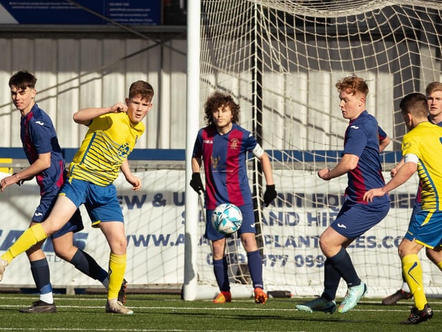 US Portsmouth (maroon/blue) v Locks Heath. Picture by Keith Woodland