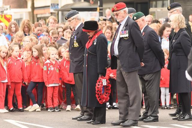 During the two-minute silence in Fareham (131121-52)