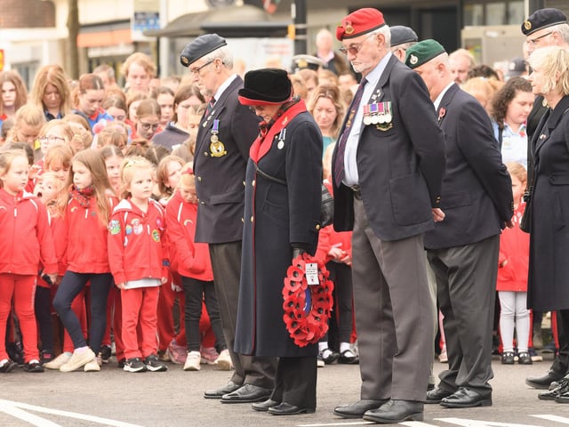 During the two-minute silence in Fareham (131121-52)