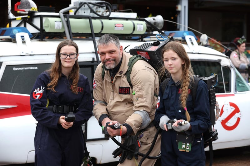 Pictured is Dad Craig Braisby with Rebeckah, 14, (L) and Keziah, 11, (R).
Picture: Sam Stephenson.