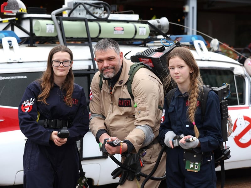 Pictured is Dad Craig Braisby with Rebeckah, 14, (L) and Keziah, 11, (R).
Picture: Sam Stephenson.