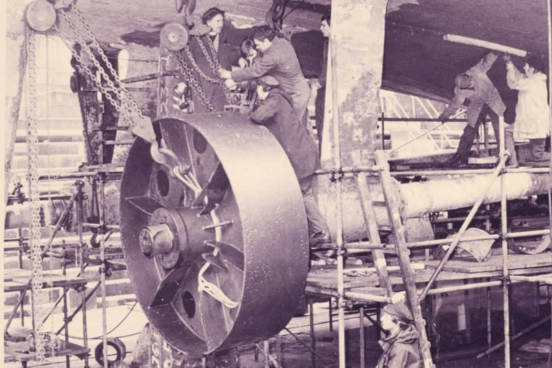 Replacing propellers on a frigate at the dockyard, 1993. The News PP5688