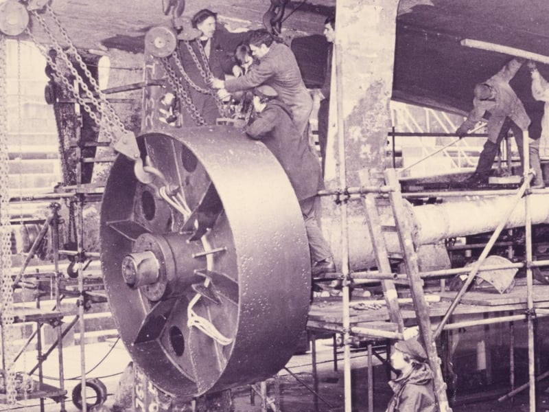Replacing propellers on a frigate at the dockyard, 1993. The News PP5688
