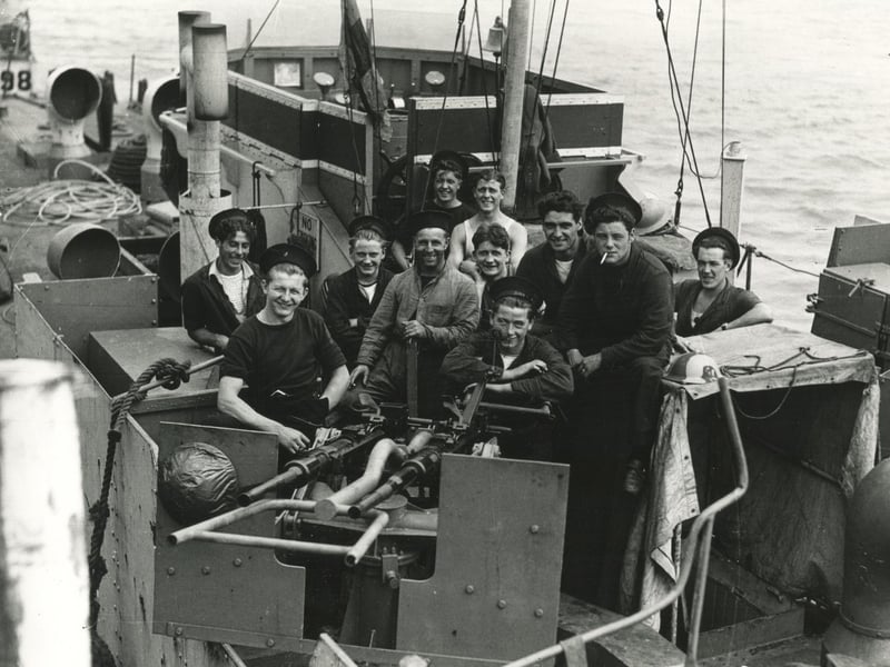 The crew of LCI 532
(c) The News, War Series 2885
