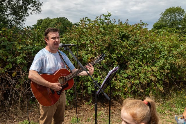 Busker Dom Reynolds performing at the Party in the Warren. Picture: Mike Cooter (080723)