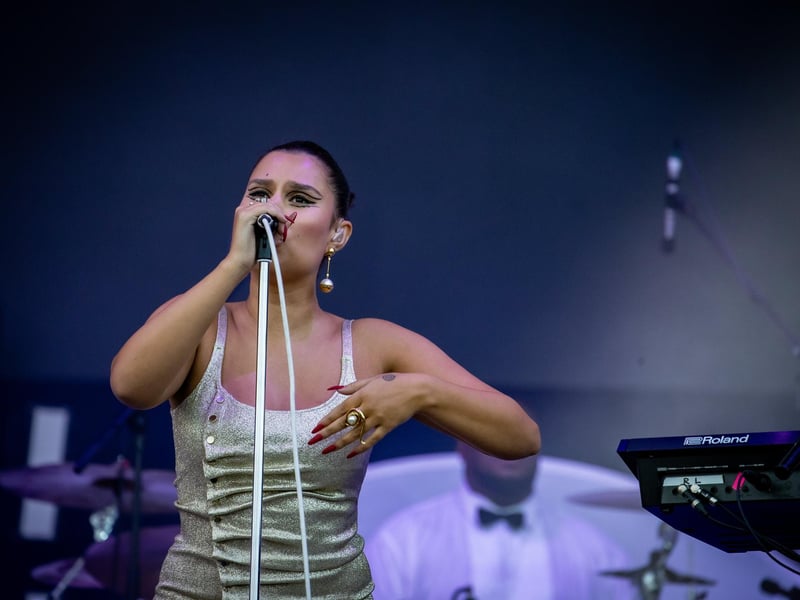 Raye wowed the crowd with her incredible performance at Victorious Festival on Friday evening.