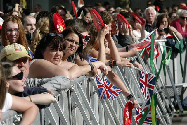 Crowds await the torch at Barkers Pool