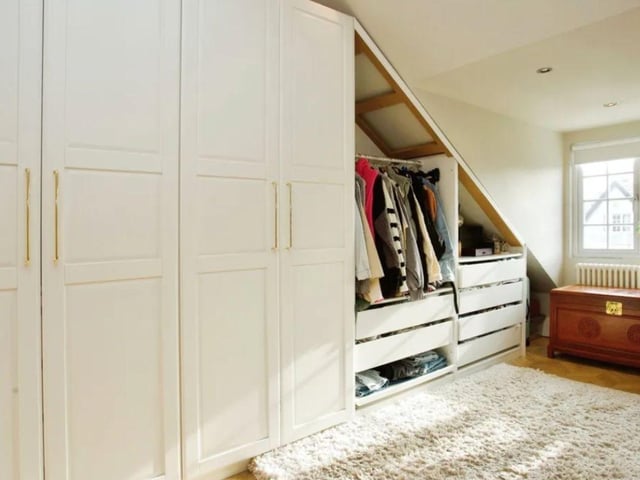 This property comes with five bedrooms, two bathrooms and two reception rooms.
