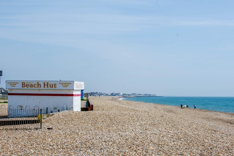 Hayling Island beach is made up of eight kilometres of pebbles from the Inn on the Beach to the Hayling Island funfair. There are plenty of amusement arcades and fairground facilities and the area is popular for fishing, sailing, swimming and windsurfing.
