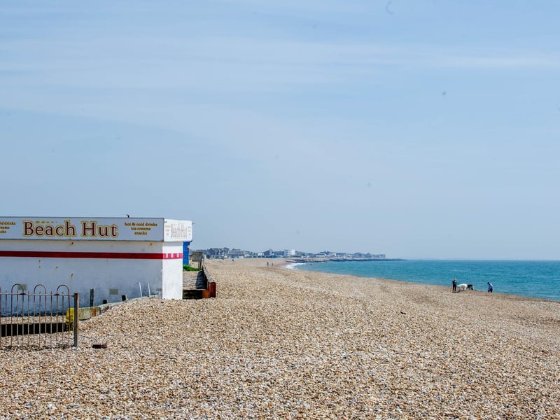 Hayling Island beach is made up of eight kilometres of pebbles from the Inn on the Beach to the Hayling Island funfair. There are plenty of amusement arcades and fairground facilities and the area is popular for fishing, sailing, swimming and windsurfing.