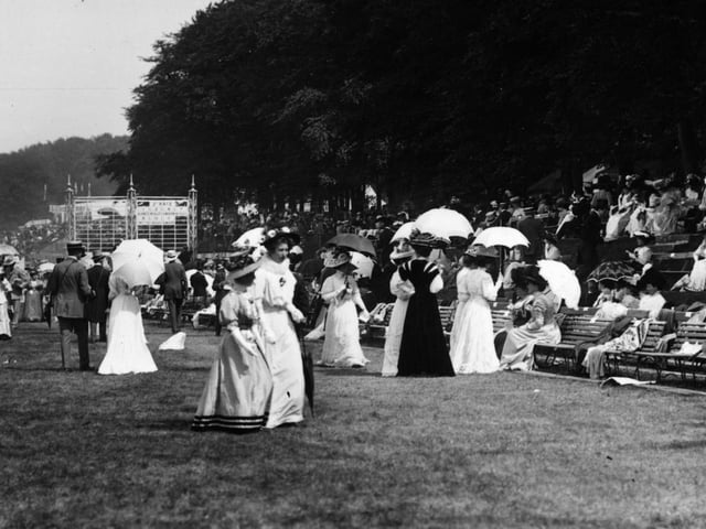 1907:  The enclosure at Goodwood racecourse.  (Photo by Hulton Archive/Getty Images)