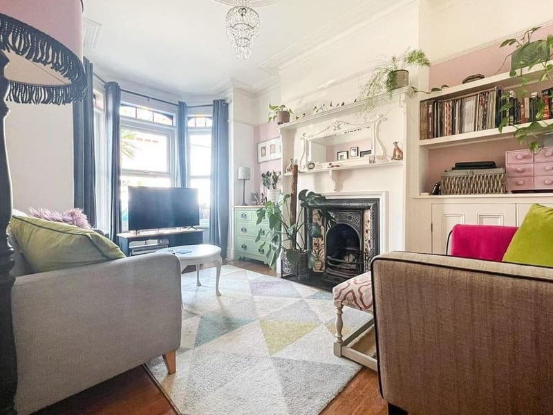 This property is perfect for a first time buyer as it has no forward chain and is in a brilliant location.