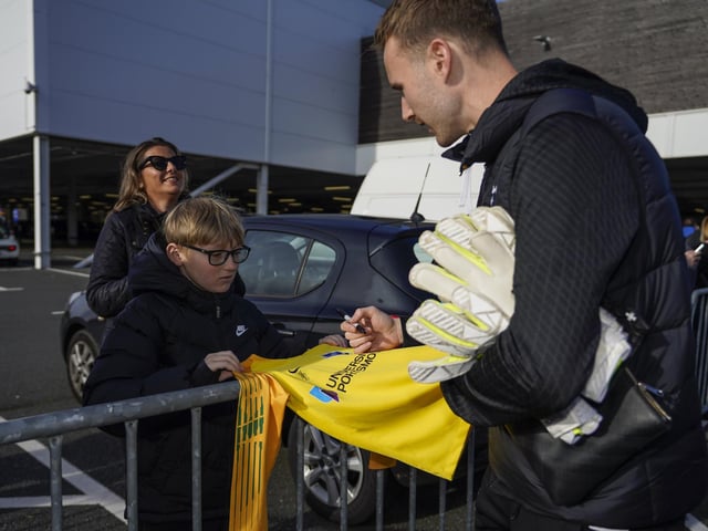 41 moving Portsmouth Remembrance Day images with fan and Charlton Athletic drama as faithful returned to Fratton: gallery