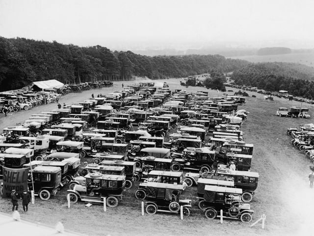 Motor cars parked at Goodwood racecourse in West Sussex.    (Photo by Topical Press Agency/Getty Images)