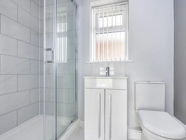The listing says: "nexa Properties are delighted to welcome to the market this exceptional and unique residence situated in the popular location of Portchester, Fareham. This four/five bedroom detached bungalow is unique in its design and built in late 2023 offers the purchaser a 10 year warranty with the added bonus of no forward chain."