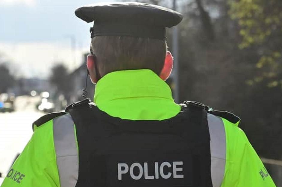 Man arrested after threatening members of public with knife on high street