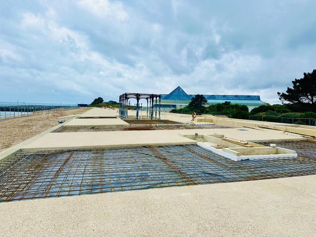 Concrete promenade slab pouring is progressing steadily