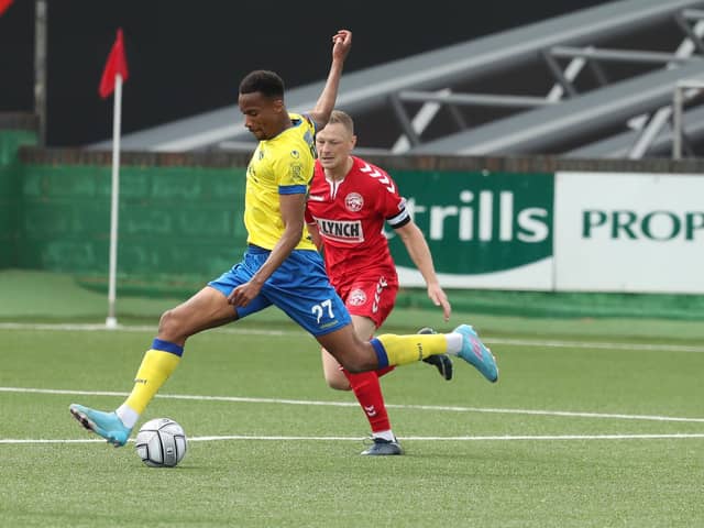 Manny Duku lines up a shot at Hemel Hempstead. Picture by Dave Haines.