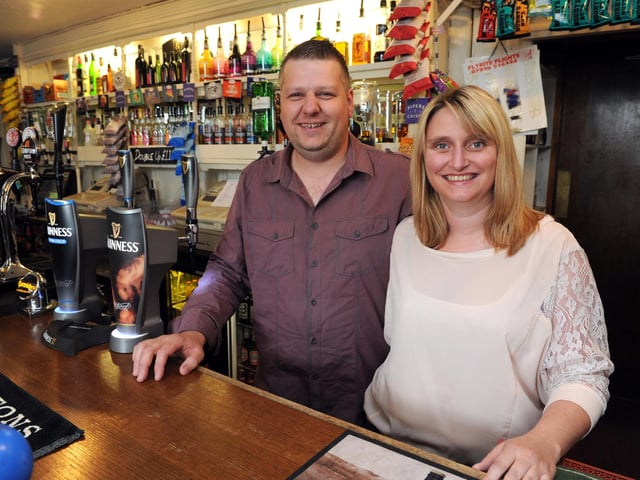 Landlord Steve Lant and landlady Leanne Medley in 2012 (122196-2)