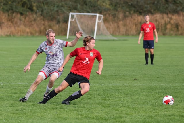 Seagull (red) v Gosham. Picture by Kevin Shipp