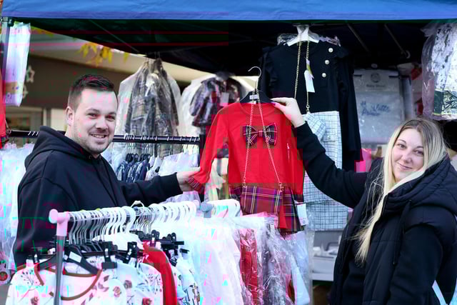 Sea Leach and Leila Swain-Edwards. Portchester Christmas Market in Portchester Precinct
Picture: Chris Moorhouse (jpns 251123-33)