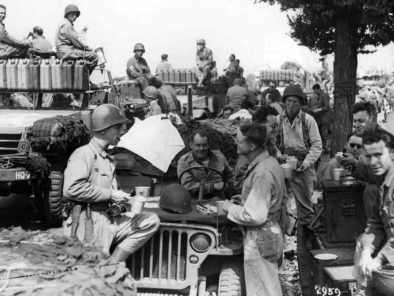 US troops at roadside halt